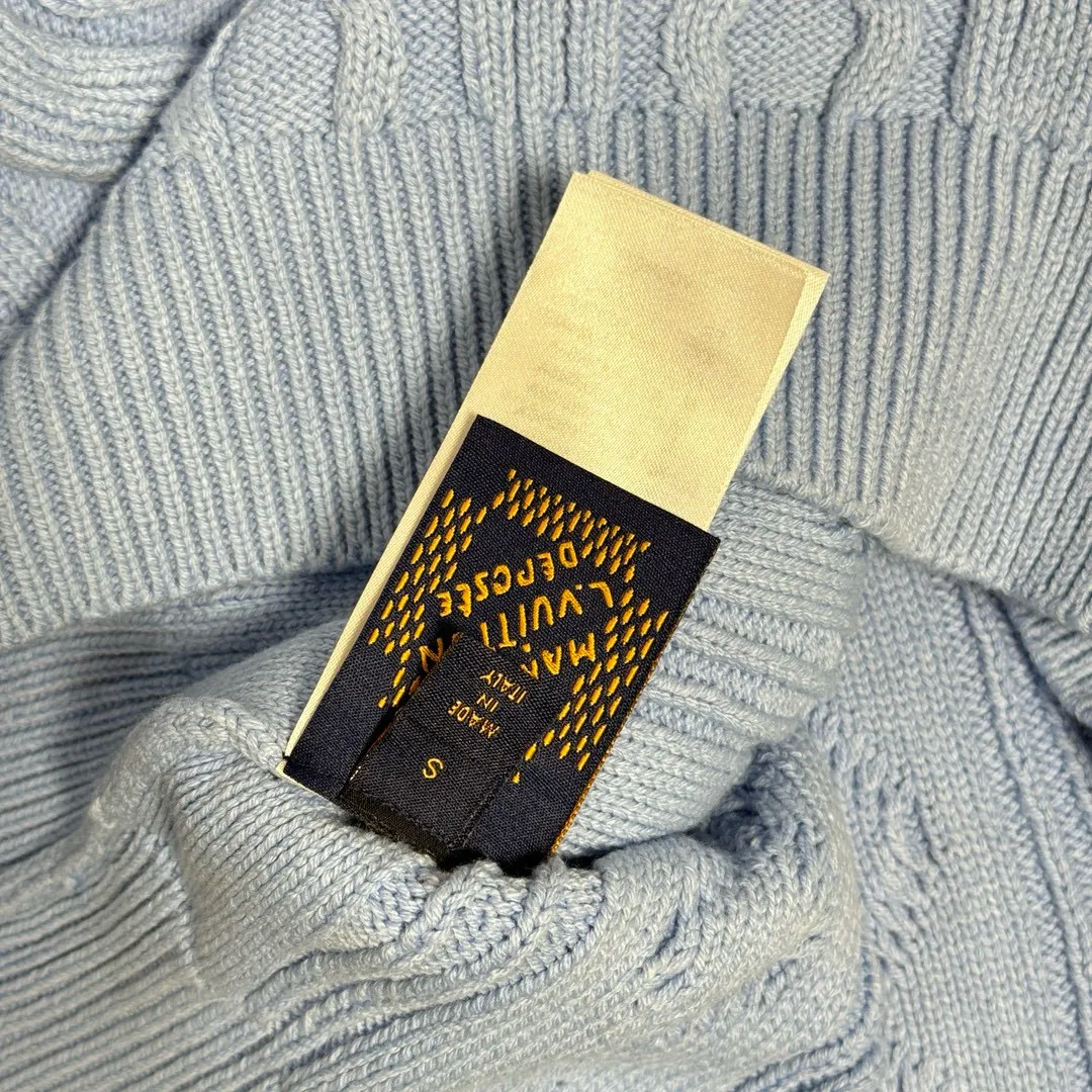 🅿️380 🀄️ Louis Vuitton 25* new autumn and winter cable knitted sheep wool and mohair V-neck pullover This cable knitted V-neck sweater is made of fine mohair and sheep wool, making the scalloped hem of the sleeves complement the wavy intarsia lines on the cuffs and collar. The contrasting 1V intarsia hem on the left adds a college atmosphere to the early spring look. Made of blended wool yarn, 30% wool and 70% acrylic dyed yarn. The process is complex and requires 180 points/piece. This style uses 7-needle Juxin woven pieces. 9 yarn feeders are needed to hang the wool on the front. The whole piece is moved to twist the rope. The intersection of the twisted ropes is prone to holes. The coffee-colored part of the yarn is mohair. The machine adjustment time is long. The needles added at the bottom of the sleeve clips are all edged, which increases the loom time and sewing time. Because the logo is hung with hair, the coffee-colored thread is clamped on the edge and needs to be drawn out. Moreover, due to the characteristics of mohair, hair will fall out when drawing out the thread. It is necessary to manually remove the stray hairs bit by bit, which is very time-consuming. Customized accessories, complete with three standards, same style for men and women.